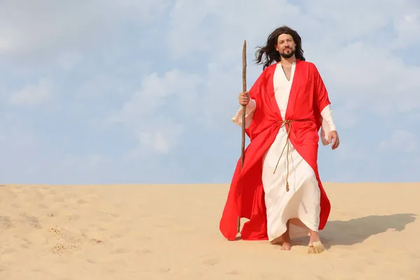 Jezus Christus Wandelend Met Een Stok Woestijn Ruimte Voor Tekst — Stockfoto