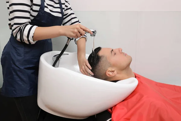 Profesionální Kadeřník Mytí Vlasů Klienta Umyvadle Salonu Detailní Záběr — Stock fotografie