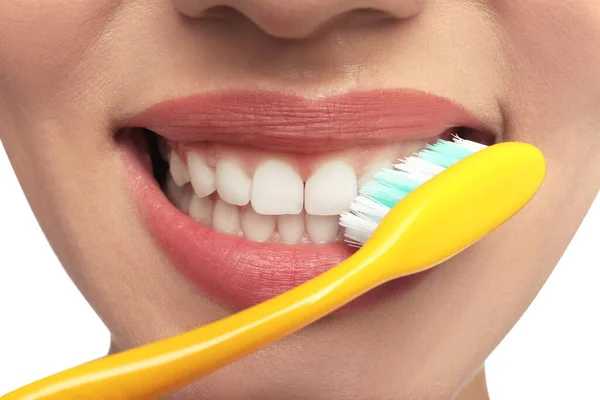 Mulher Escovando Dentes Fundo Branco Close Cuidados Dentários — Fotografia de Stock