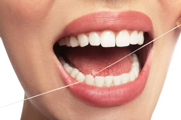 Wanita Menggelepar Giginya Pada Latar Belakang Putih Menutup Perawatan Gigi — Stok Foto