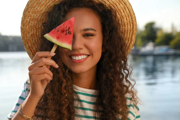 Mooie Jonge Afro Amerikaanse Vrouw Met Stuk Watermeloen Buurt Van — Stockfoto