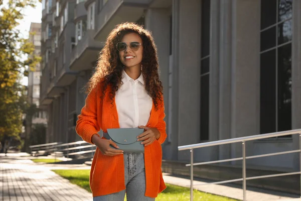 Mooie Afro Amerikaanse Vrouw Met Stijlvolle Taille Tas Straat Ruimte — Stockfoto