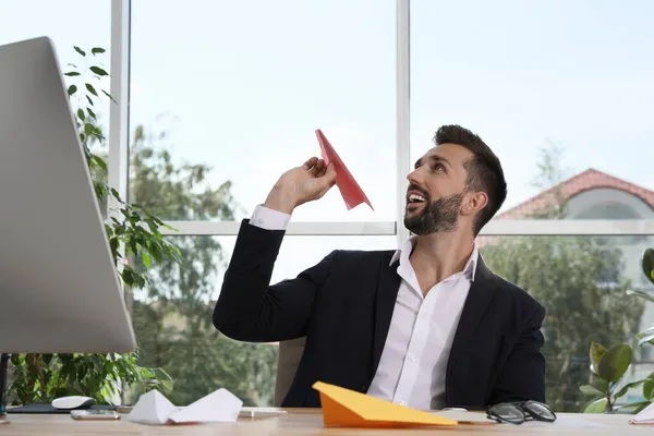 Schöner Geschäftsmann Spielt Mit Papierflieger Schreibtisch Büro — Stockfoto