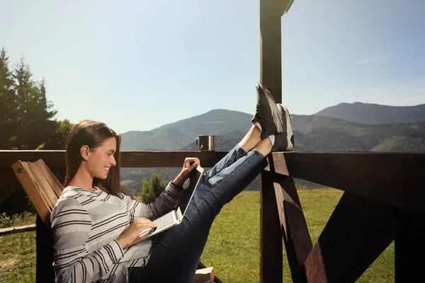 Junge Frau Arbeitet Mit Laptop Auf Holzterrasse Den Bergen — Stockfoto
