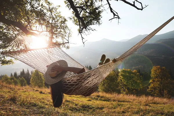 Wanita Muda Beristirahat Hammock Outdoors Saat Matahari Terbenam — Stok Foto