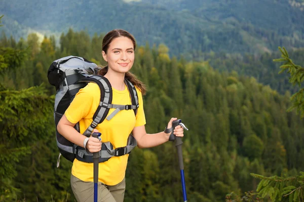 背着背包和远足杆子在山上远足的女人 案文的篇幅 — 图库照片