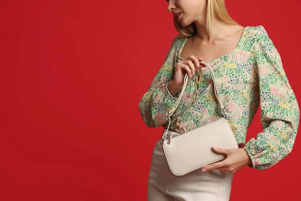 Mujer Con Estilo Con Bolsa Baguette Moda Sobre Fondo Rojo —  Fotos de Stock