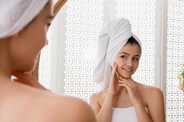 Belle Adolescente Avec Des Serviettes Près Miroir Dans Salle Bain — Photo