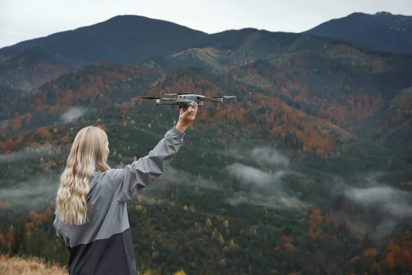 Νεαρή Γυναίκα Μοντέρνο Drone Στα Βουνά Πίσω Όψη Χώρος Για — Φωτογραφία Αρχείου
