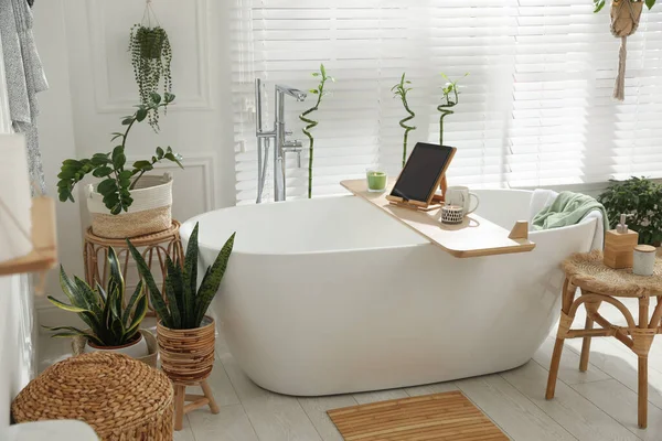 Banheira Branca Elegante Plantas Sala Verdes Banheiro Design Interiores — Fotografia de Stock