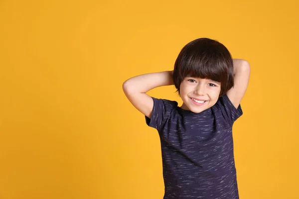 黄色の背景にかわいい男の子の肖像 テキストのためのスペース — ストック写真