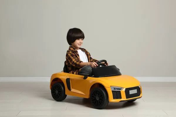 Schattig Jongetje Rijden Kinderen Elektrische Speelgoed Auto Buurt Van Grijze — Stockfoto