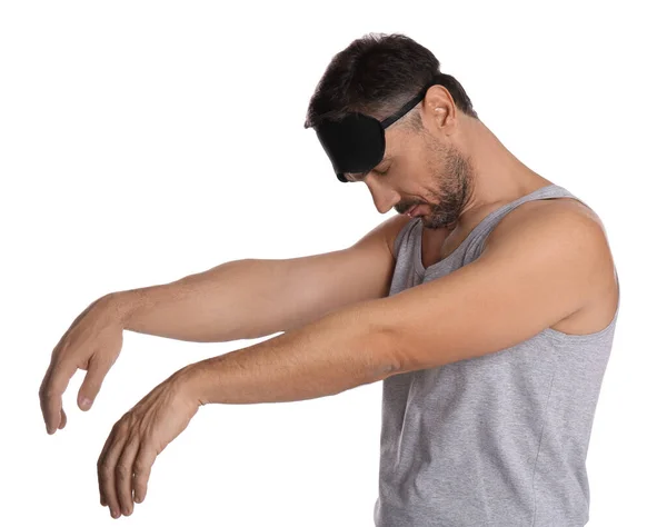 Mann Mit Augenmaske Schlafwandelnden Zustand Auf Weißem Hintergrund — Stockfoto