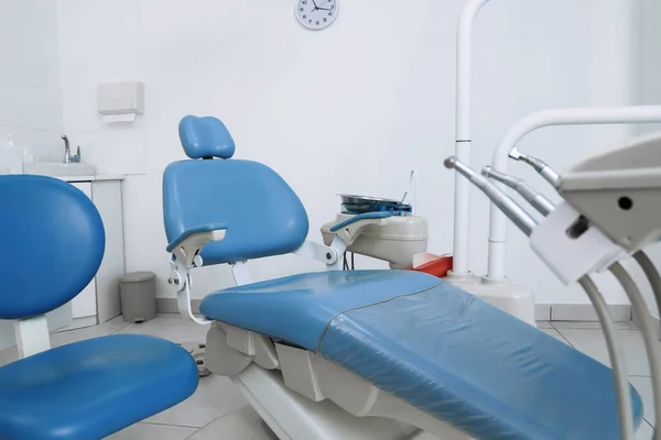 Οδοντίατρος Εσωτερικό Γραφείο Καρέκλα Και Σύγχρονο Εξοπλισμό — Φωτογραφία Αρχείου