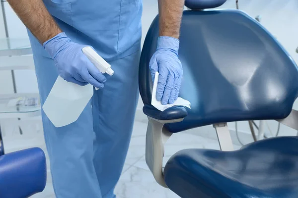 Профессиональный Стоматолог Убирает Рабочее Место Антисептиком Клинике Крупным Планом — стоковое фото