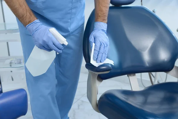 Professionelle Zahnarztreinigung Mit Antiseptikum Der Klinik Nahaufnahme — Stockfoto