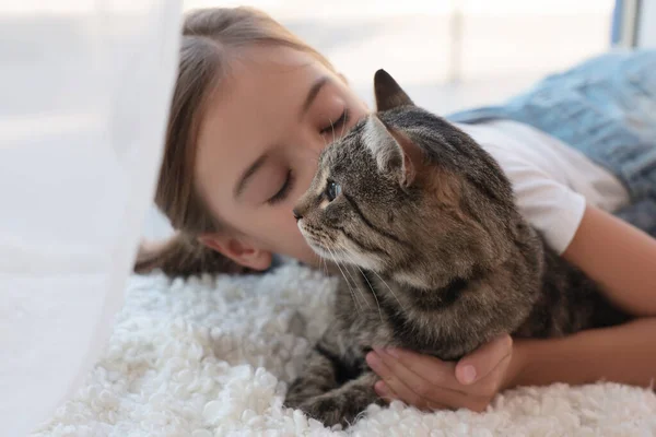 Nettes Kleines Mädchen Mit Ihrer Katze Hause Haustier Der Kindheit — Stockfoto