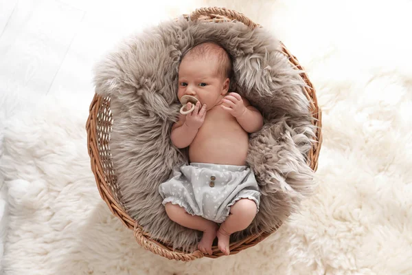 Bebê Recém Nascido Adorável Com Chupeta Cesta Vime Vista Superior — Fotografia de Stock