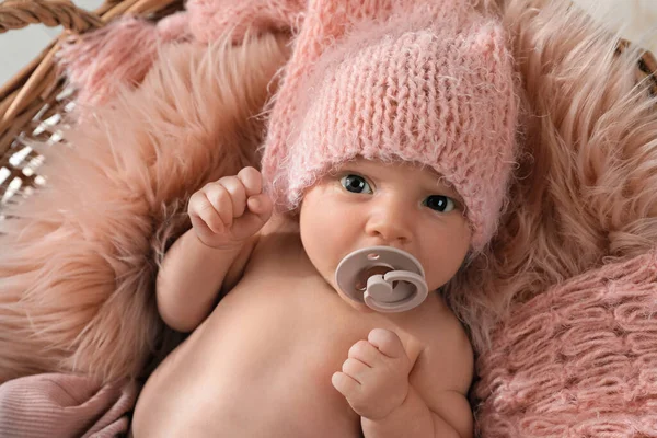 Adorable Bebé Recién Nacido Con Chupete Cesta Mimbre Vista Superior — Foto de Stock