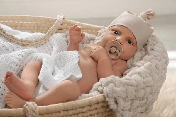 Adorable Bebé Recién Nacido Con Chupete Canasta Mimbre Interiores — Foto de Stock
