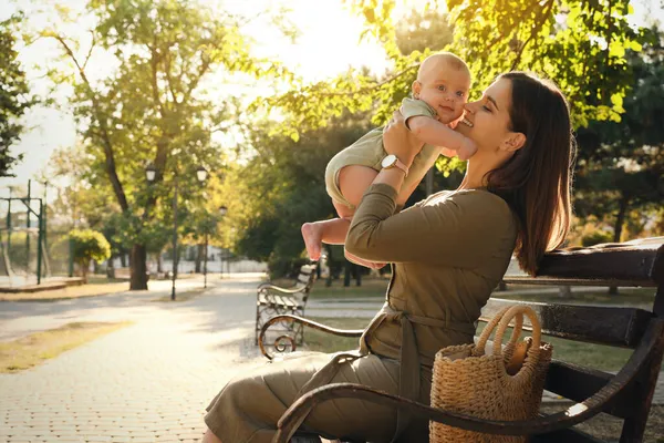 Parktaki Bankta Tatlı Bebeğiyle Genç Bir Anne — Stok fotoğraf