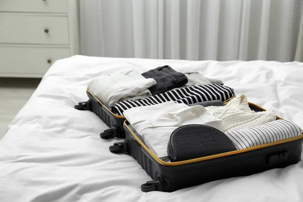 Offener Koffer Mit Kleidung Bett — Stockfoto