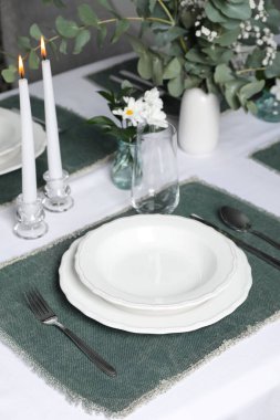 Masada çiçek dekoru olan şık bir şenlik ortamı.