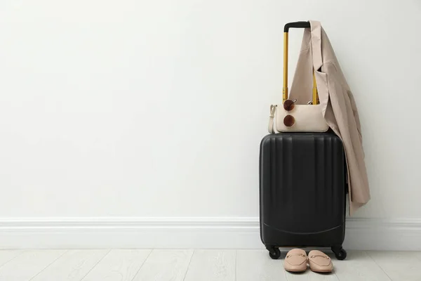 Gepackte Koffer Schuhe Jacken Und Accessoires Der Nähe Weißer Wände — Stockfoto