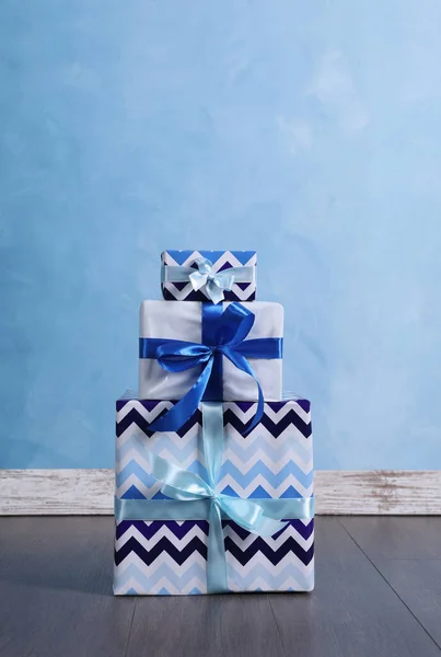 Empilement Boîtes Cadeaux Joliment Emballées Près Mur Bleu Clair Intérieur — Photo