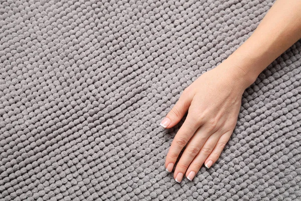 Mujer Tocando Suave Tela Gris Vista Superior Espacio Para Texto — Foto de Stock