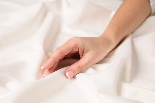 絹のような滑らかな生地に触れる女性 クローズアップビュー — ストック写真