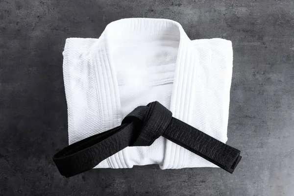 Kimono Bianco Piegato Cintura Nera Sfondo Grigio Pietra Vista Dall — Foto Stock