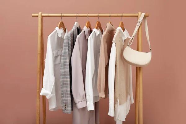 Farklı Şık Kıyafetler Soluk Pembe Arka Planda Bir Çanta — Stok fotoğraf