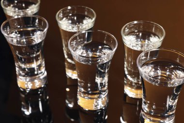 Siyah masada votkalı shot bardakları.