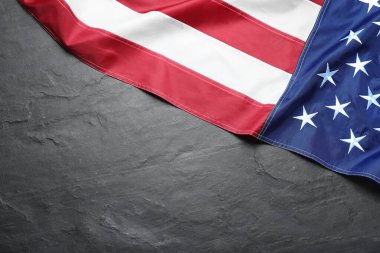 Ulusal Amerikan bayrağı siyah masada, üst manzara. Metin için boşluk
