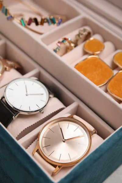 精美的珠宝盒 有漂亮的比安泰和昂贵的腕表 — 图库照片