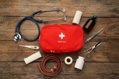 İlk yardım seti ahşap masada, düz yatıyordu.