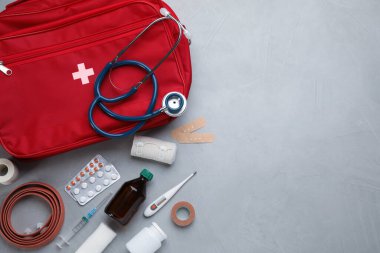 Gri sehpanın üzerine ilk yardım çantası. Metin için boşluk