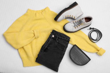 Beyaz arka planda şık kadın kıyafetleri, düz yatış. Sonbahar modası