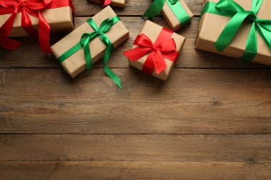Tahta masanın üzerinde bir sürü hediye kutusu var. Metin için boşluk