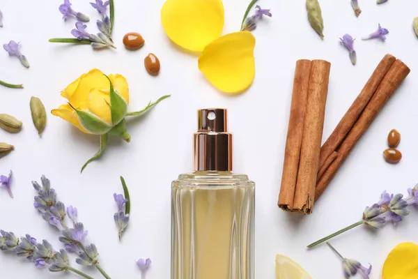 Beyaz Arka Planda Parfüm Şişesi Çiçekli Kompozisyon Üst Görünüm — Stok fotoğraf