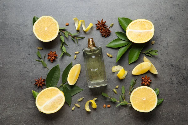 灰色のテーブルの上に香水と新鮮な柑橘類のボトルとフラットレイ組成物 — ストック写真
