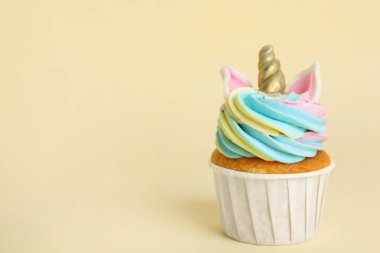 Bej arka planda şirin, tatlı, tek boynuzlu at keki. Metin için boşluk