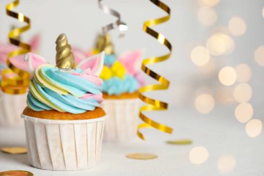 Beyaz masada şirin, tatlı, tek boynuzlu at keki. Mesaj ve bokeh etkisi için yer var. Kutlama ziyafeti