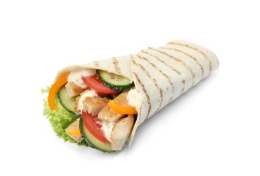 Beyaz üzerine izole edilmiş tavuk ve sebzeli lezzetli shawarma.