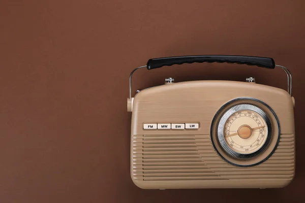 Retro Radioempfänger Auf Braunem Hintergrund Draufsicht Raum Für Text — Stockfoto