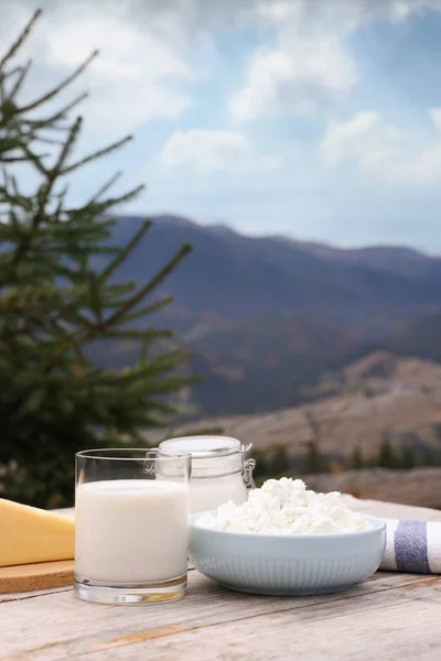 Lezzetli Süzme Peynir Diğer Taze Süt Ürünleri Dağlardaki Ahşap Masada — Stok fotoğraf