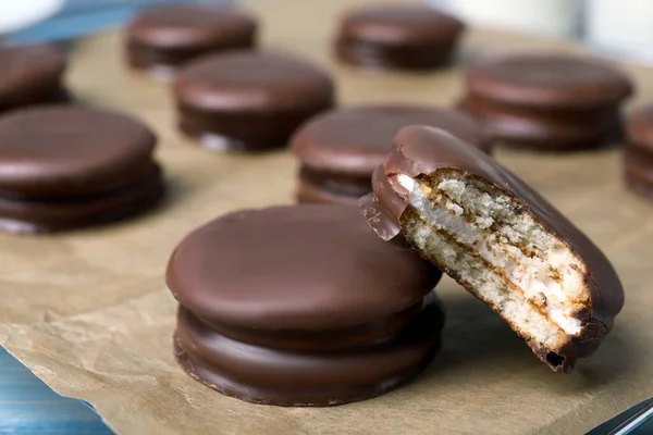 Tasty Choco Pies Parchment Paper Closeup View — Stock Photo, Image