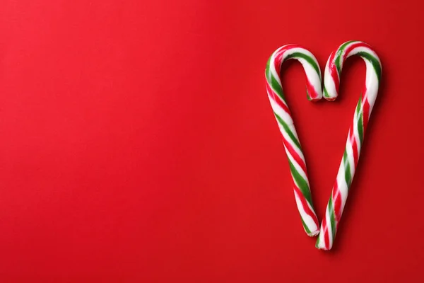 Corazón Hecho Bastones Caramelo Navidad Sobre Fondo Rojo Laico Plano — Foto de Stock
