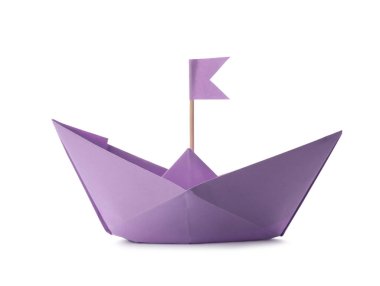 Beyaz üzerinde bayrak bulunan el yapımı menekşe kağıt tekne. Origami sanatı